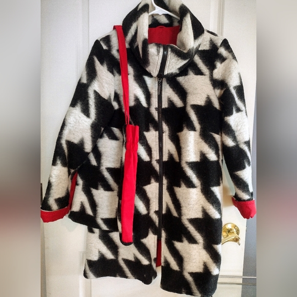 Coat Red/black/ white / Reversible. Lightweight. Matching satchel. 2 Pc. - Picture 1 of 8